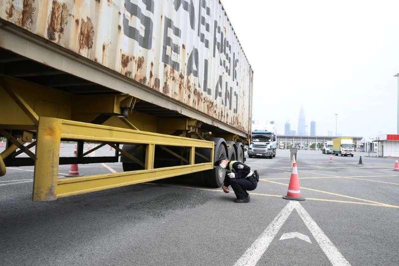 广东深圳湾口岸公交车，城市连接的重要纽带